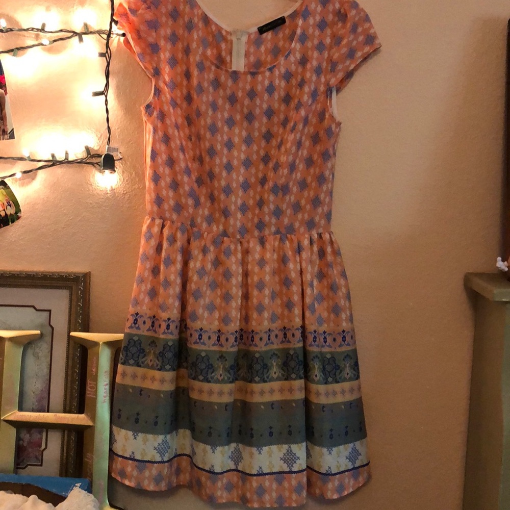Geometric sleeved dress